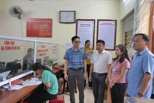 Đoàn Giám sát của Ban Văn hóa - Xã hội HĐND tỉnh giám sát việc thực hiện chuyển đổi số tại xã Vinh Quý