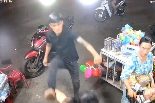 Vụ đánh thai phụ và hỏi 'biết tao là ai không?': Người mẹ thanh niên xăm trổ đội mưa xuống nhà nạn nhân nói 'con dại cái mang'