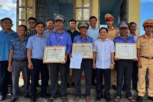 Khen thưởng nhân viên gác chắn tàu hỏa cứu thanh niên thoát chết trong gang tấc