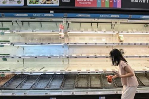 Trước giờ siêu bão Ragasa đổ bộ: Người dân Hồng Kông, Thâm Quyến 'vét sạch' siêu thị