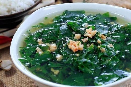 Tại sao nên vò rau ngót trước khi nấu?