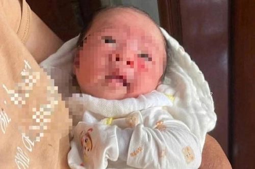 Bé gái sơ sinh bị bỏ lại bên trạm điện cùng 15 triệu đồng