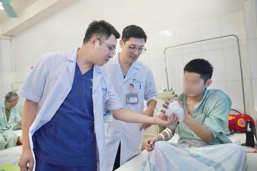 Bất cẩn, thanh niên 24 tuổi ở Quảng Ninh bị chấn thương nặng, 2 ngón tay gần đứt rời
