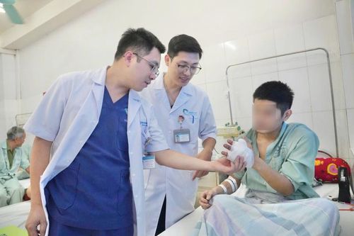 Bác sĩ 'cứu' 2 ngón tay gần đứt rời của nam thanh niên sau tai nạn lao động