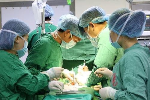 Xúc động mẹ hiến thận cứu con trai