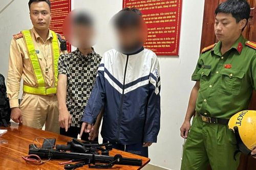 Từ nghi vấn biển số xe, phát hiện đối tượng cất giấu vũ khí thô sơ