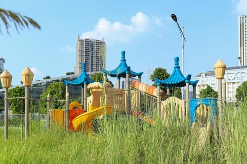 Hà Nội: Cỏ lấp lối đi tại công viên, hồ điều hòa hơn 700 tỷ đồng