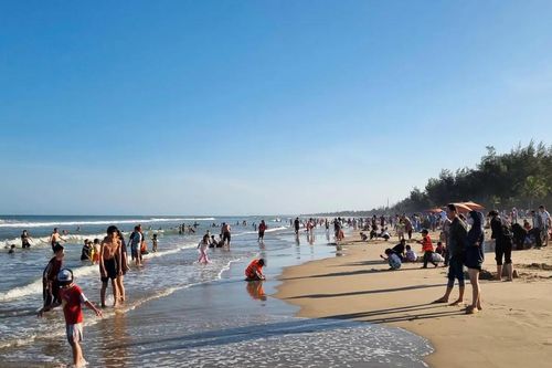 Quảng Ngãi: Cứu hộ 5 người tắm biển Mỹ Khê bị sóng cuốn ra khơi