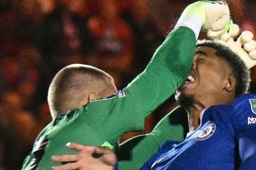 Thủ môn Chelsea đấm thẳng mặt đồng đội