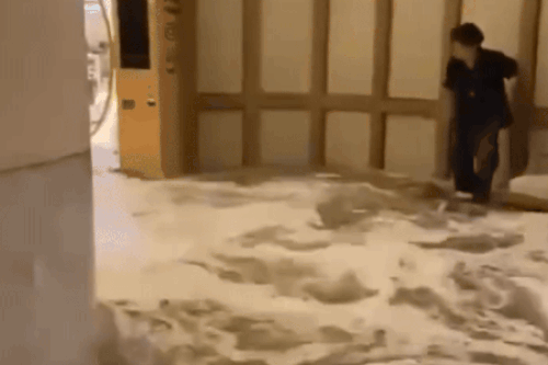 Nước cuồn cuộn quét qua khách sạn Hong Kong trong bão Ragasa