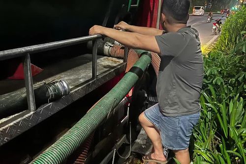Bắt giữ 3 đối tượng xả trộm gần 50m3 chất thải bể phốt xuống sông Tô Lịch