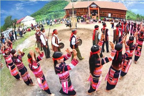 Lễ mừng chiến thắng của đồng bào Ba Na ở Tây Nguyên