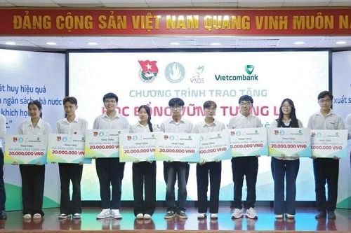 Trao 6,4 tỷ đồng học bổng tặng học sinh và sinh viên vượt khó học tốt