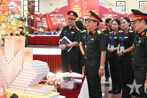 Ngát hương những sắc hoa thi đua