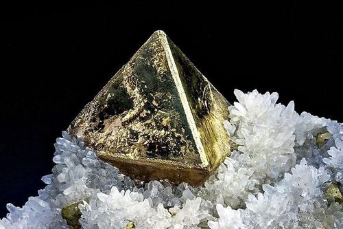 Kim loại có tên 'vàng ngu' khiến vô số người bị lừa
