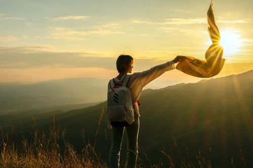 Trekking đỉnh Phia Pò 'nóc nhà' xứ Lạng giữa thảo nguyên bạt ngàn