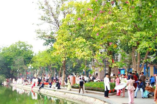 Giới trẻ rủ nhau 'chill' mùa thu Hà Nội theo cách riêng