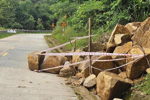 Hiểm họa sạt lở rình rập các tuyến đường miền núi Quảng Ngãi