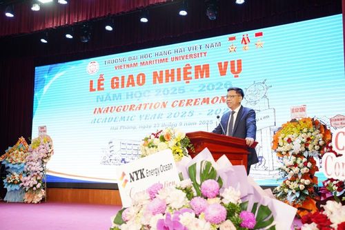 Thứ trưởng Bộ Xây dựng ôn lại kỷ niệm với tân sinh viên hàng hải Việt Nam