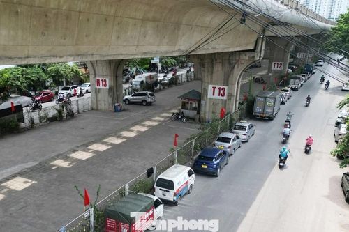 'Đóng' bãi xe dưới gầm cầu, nhiều ô tô tràn ra đường vì 'khát' điểm đỗ
