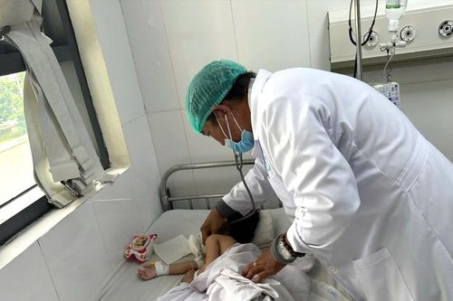 Cháu bé 4 tuổi tắc ruột vì bị hội chứng 'công chúa tóc mây'
