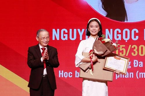 Đại học Duy Tân khai giảng năm học mới, cấp gần 6 tỷ đồng học bổng