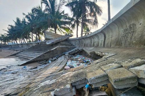 Kè biển ở Thanh Hóa sụt lún, hở hàm ếch, chênh vênh trước bão số 9