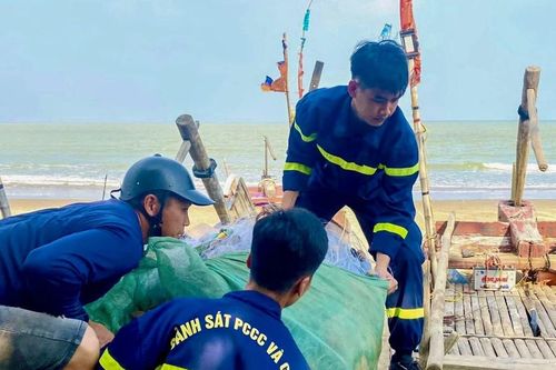 Công an Thanh Hóa gặt lúa, neo tàu thuyền giúp người dân 'chạy bão'