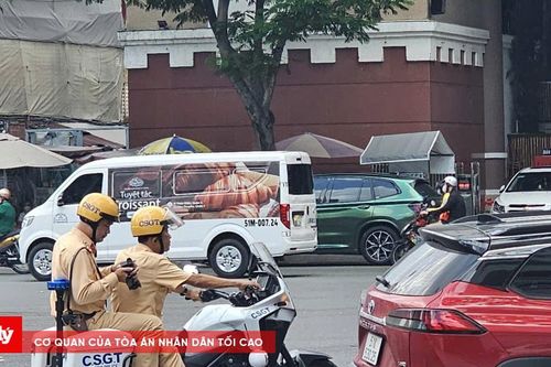TP.HCM: Đoàn người hàng ngày vẫn đi xe máy trên vỉa hè