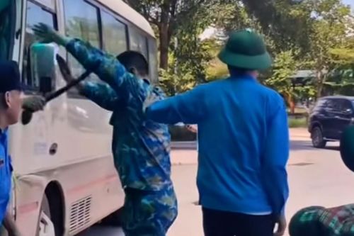Khởi tố 3 bảo vệ dùng gậy đánh tài xế xe ôm đang đón bệnh nhân ở bệnh viện