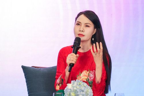 NSND Lan Hương xúc động khi giọng hát NSND Mai Hoa vang lên