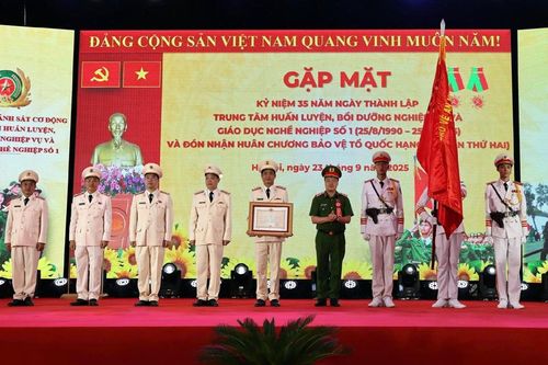 Trung tâm Huấn luyện 1, Bộ Tư lệnh CSCĐ đón nhận Huân chương Bảo vệ Tổ quốc hạng Ba