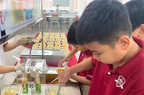 Buffet rau tại trường học - Sáng kiến mới từ dự án Bữa ăn học đường