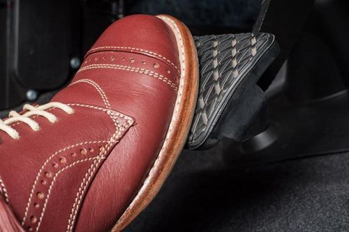 Đang lái xe tự dưng mất phanh, xử lý sao cho an toàn?