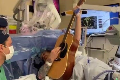 Chơi guitar trong lúc mổ u não ác tính