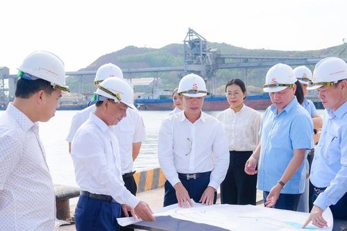 Phó Chủ tịch UBND tỉnh Hoàng Phú Hiền kiểm tra công tác ứng phó, phòng chống cơn bão số 9 và làm việc tại trạm nghiền Cảng Quốc tế Vissai