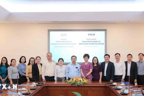 Thông tấn xã Việt Nam làm việc với báo Pasaxon của Lào