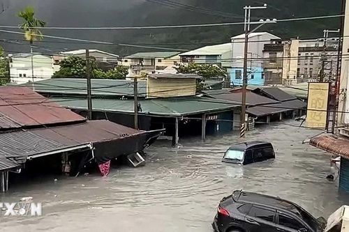 Bão Ragasa mang theo gió dữ dội và mưa lớn đã đổ bộ vào Trung Quốc đại lục