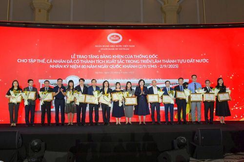Trao Bằng khen cho tập thể, cá nhân tham gia Triển lãm ngành Ngân hàng tại sự kiện A80
