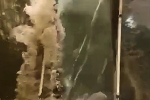 Siêu bão Rasaga: Sóng dữ đập vỡ cửa kính, xé toạc nền lối vào sảnh khách sạn ở Hong Kong
