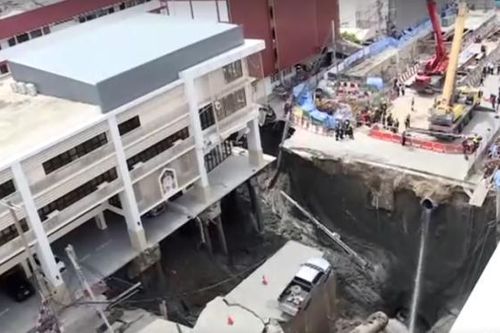 Video hố sụt sâu tới 50m ở Thái Lan, nuốt chửng cột điện, ô tô