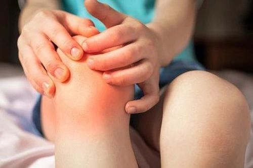'Thủ phạm' khiến bé gái bỗng dưng đau khớp gối