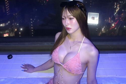 Cô gái nổi tiếng với thân hình nóng bỏng gây sốc khi thừa nhận quá khứ là một nam cầu thủ