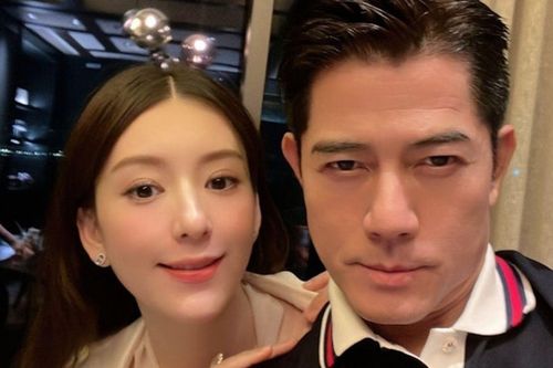 Nam ca sĩ hàng đầu showbiz dừng ca hát để chăm vợ trẻ mang thai lần 3
