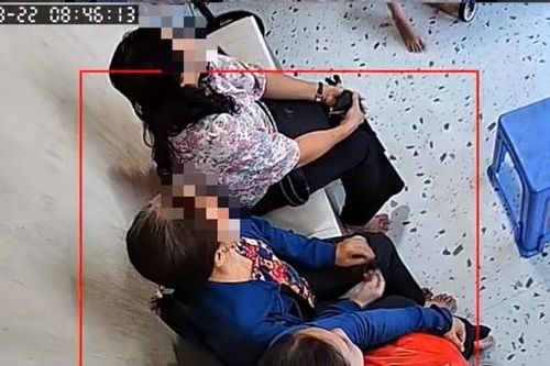 Bé gái 4 tuổi không dám đến trường sau khi bị cô giáo tát vào má, chấn thương