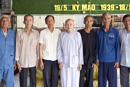 Ông Út Ngộ từ thiện