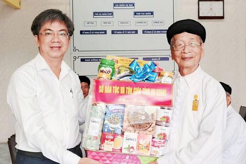 Thăm, tặng quà các họ đạo Cao Đài dịp lễ hội Yến Diêu Trì Kim Mẫu
