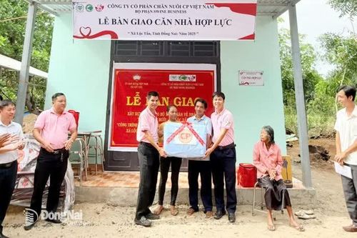 Trao tặng nhà cho gia đình khó khăn tại xã Lộc Tấn