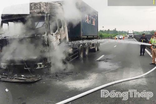 Xe container bốc cháy do nổ lốp trên cao tốc Trung Lương - Mỹ Thuận - Cần Thơ