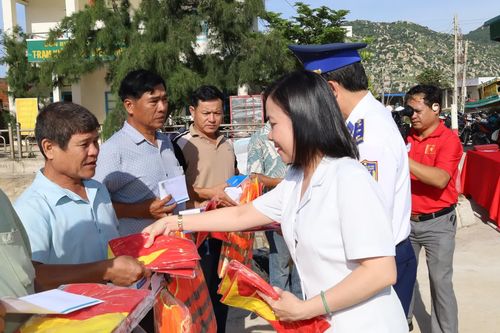 Cảnh sát biển đồng hành với ngư dân Cà Ná